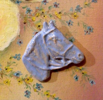 Ceramiczna broszka głowa konia 