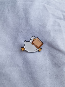 Przypinka pin wpinka broszka gęś kaczka z chlebem