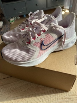 Buty Nike Downshifter 11 w kolorze biało-różowym 