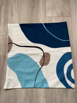 Biała poszewka na poduszkę z niebieskimi wzorami