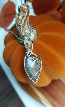 Wisiorek z labradorytem wire wrapping