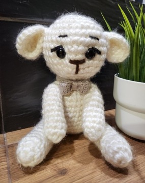 Biala owieczka, baranek, maskotka amigurumi 