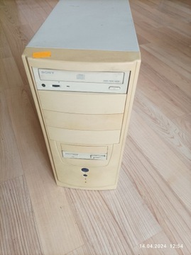 Komputer  retro stary intel 667MHz  działający 