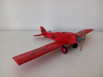 Własnoręcznie wykonany drewniany model samolotu.