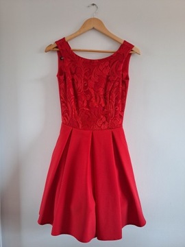 Czerwona sukienka rozkloszowana z koronką