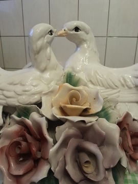 Porcelanowa figura pary golebi,róże,Capodimonte