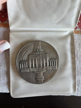 Medal z Niemieckim napisem i widokiem Berlina