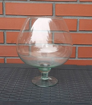 Duży szklany wazon w kształcie kieliszek kielich