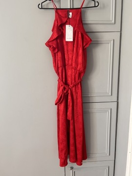 Czerwona sukienka odkryte ramiona 42