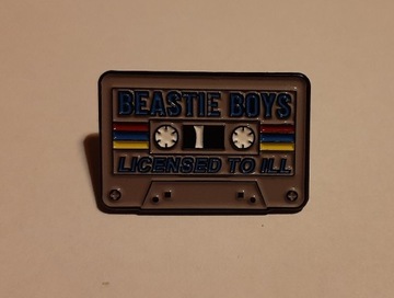 Przypinka - kaseta magnetofonowa Beastie Boys.