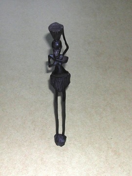 Afrykańska chuda figurka, wykonana z hebanu. 