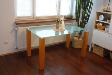 Stół do kuchni lub salonu firmy Nova Meble.