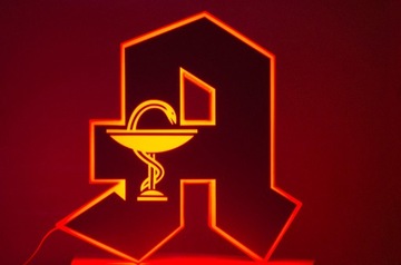 Znak apteczny A, świecący, 60 cm wys. czerwony