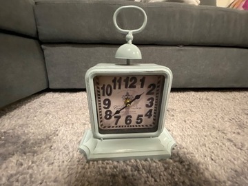 Biały, metalowy zegar stojący - wysokość 25,5 cm