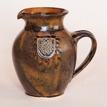 Ceramiczny brązowy szkliwiony dzbanek wazon