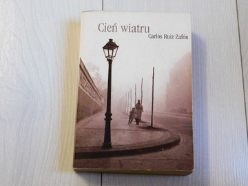 CIEŃ WIATRU / Carlos Ruiz Zafon