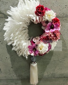 Wianek dekoracyjny z piór biały chwost i kwiatów