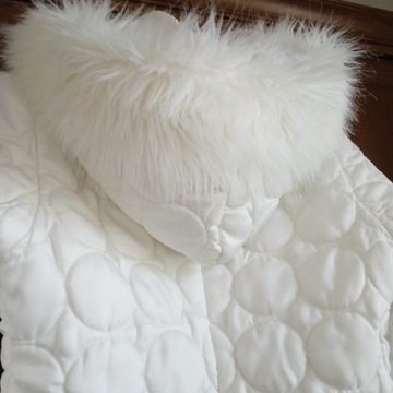 Piękna ocieplana pikowana biała kurtka r S/M