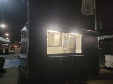 Food Truck przyczepa gastronomiczna z rożnem.