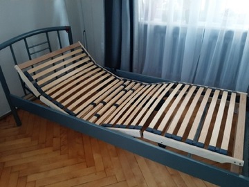 Łóżko z regulowanym stelażem
