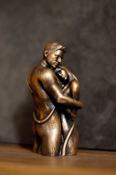 Rzeźba z gipsu, W miłosnym uścisku wys. 9,8 cm