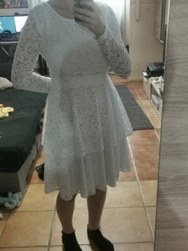 Biała sukienka z koronki