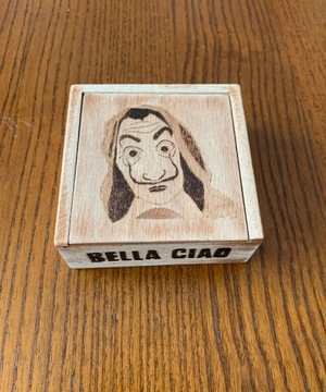 Pirografia - pudełko „Dom z papieru”, Bella Ciao