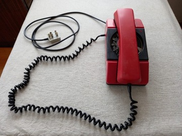 Retro czerwony telefon stacjonarny 