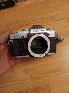 Aparat fotograficzny Olympus OM30 z mankamentem 