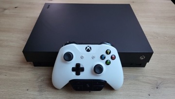Konsola Microsoft Xbox One X 1TB + Pad 