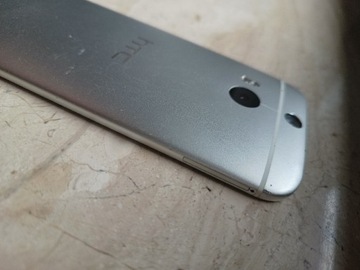 HTC m8 srebrny uszk.