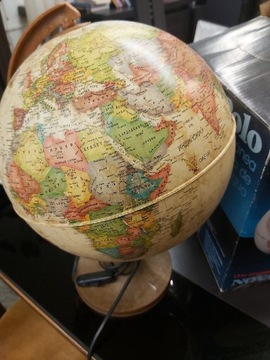 Globus podświetlany w języku rosyjskim