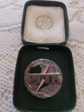 Odznaka honorowa PTTK z pudełkiem.