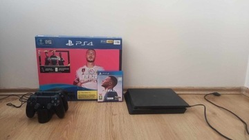 PS 4 SLIM 1TB 2xPAD+ Stacja ładująca + Okablowanie