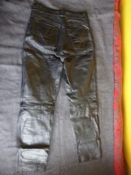Spodnie skórzane krój dżinsów, pas 76 cm.
