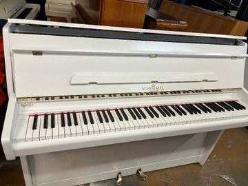 Białe pianino Schimmel mod 100 z pracowni transpor