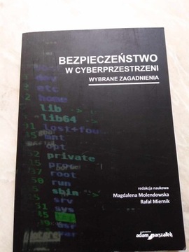 Bezpieczeństwo w cyberprzestrzeni. Molendowska M.