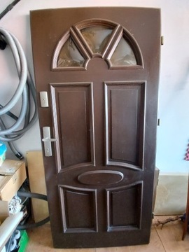 Drzwi wejściowe drewniane z okuciami i zamkami C3