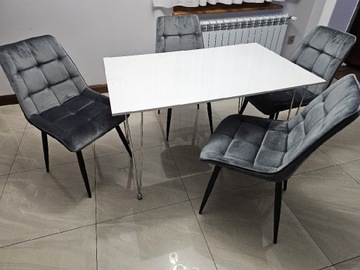 Biały nowoczesny stół z sześcioma krzesłami