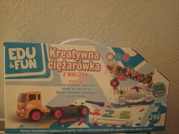 Kreatywna ciężarówka z walizką