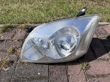 Lampa reflektor Toyota Avensis 2,2 D lewy przód
