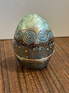 Metalowe jajko puzderko na magnes ładna ozdoba 