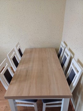Stół z krzesłami 