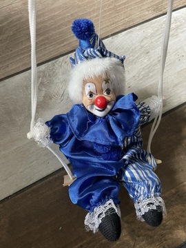 Unikat stara lalka porcelanowa Klaun na huśtawce