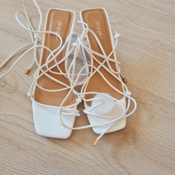 Białe sznurowane sandały na szpilce