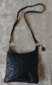 Mała czarna torebka crossbody skóra naturalna