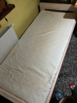 Rama łóżka z materacem 