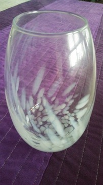 Szklany wazon w białe plamki