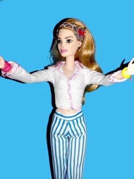 biała bluzka z długim rękawem dla Barbie
