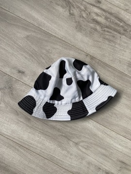 czarno-biały kapelusz bucket hat w krowie łaty